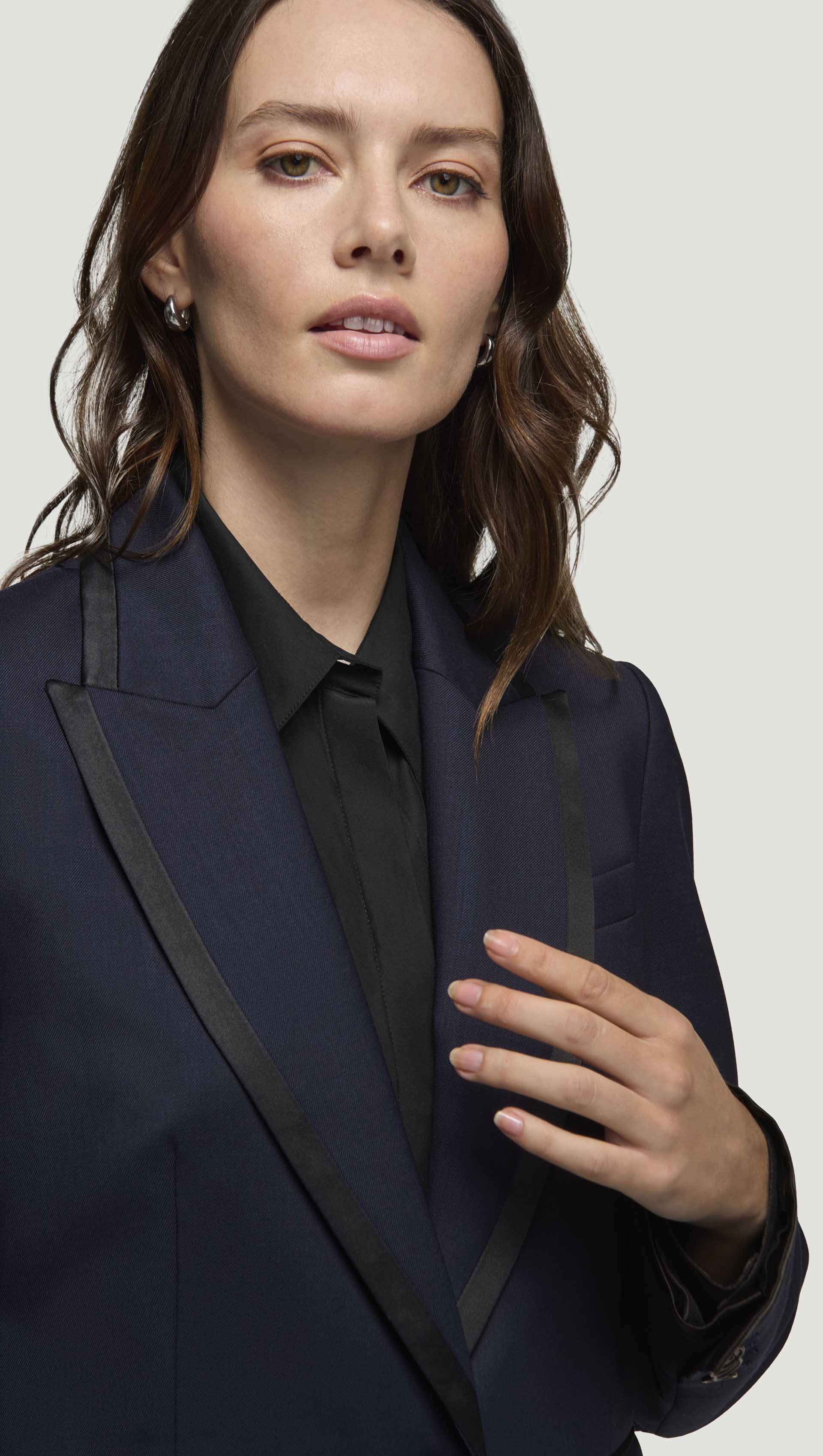 Colorblocked Sculpted Blazer in Seasonless Wool | Midnight/Black - Image 2