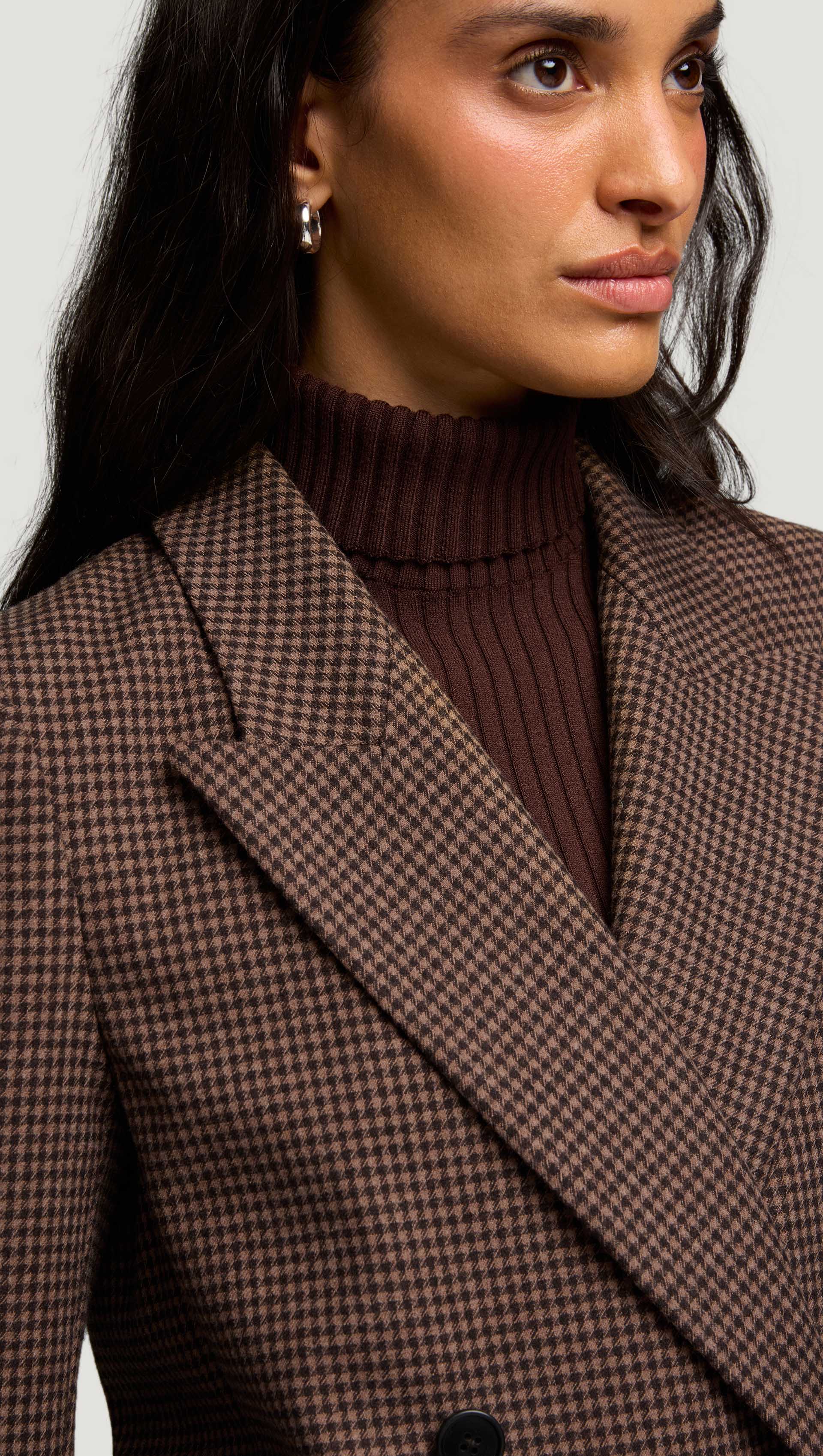 Peak Lapel Blazer in Viscose Blend | Brown/Camel Houndstooth - Image 7