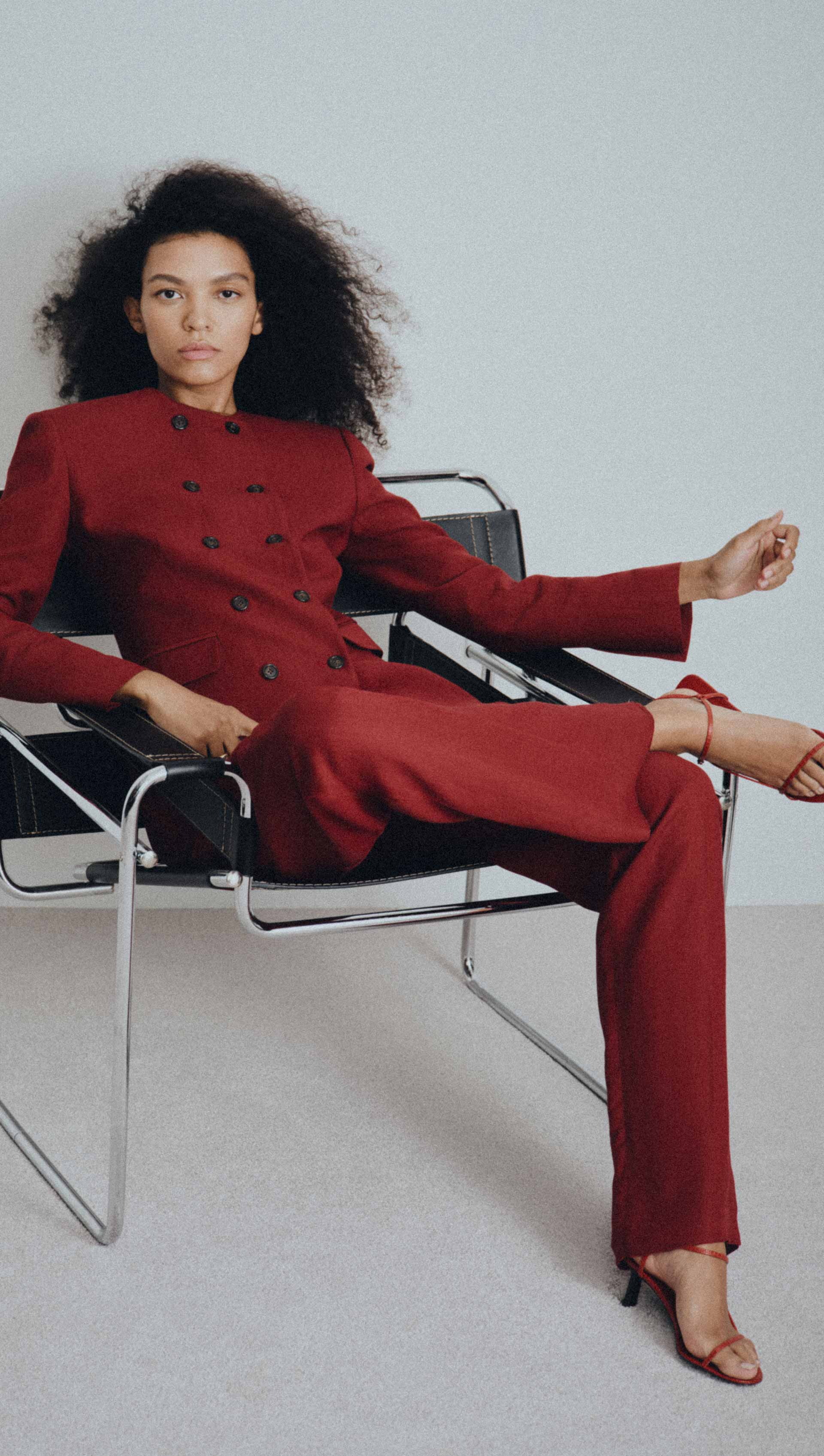 Pleated Tapered Trouser in Viscose Linen | Maroon - Image 7