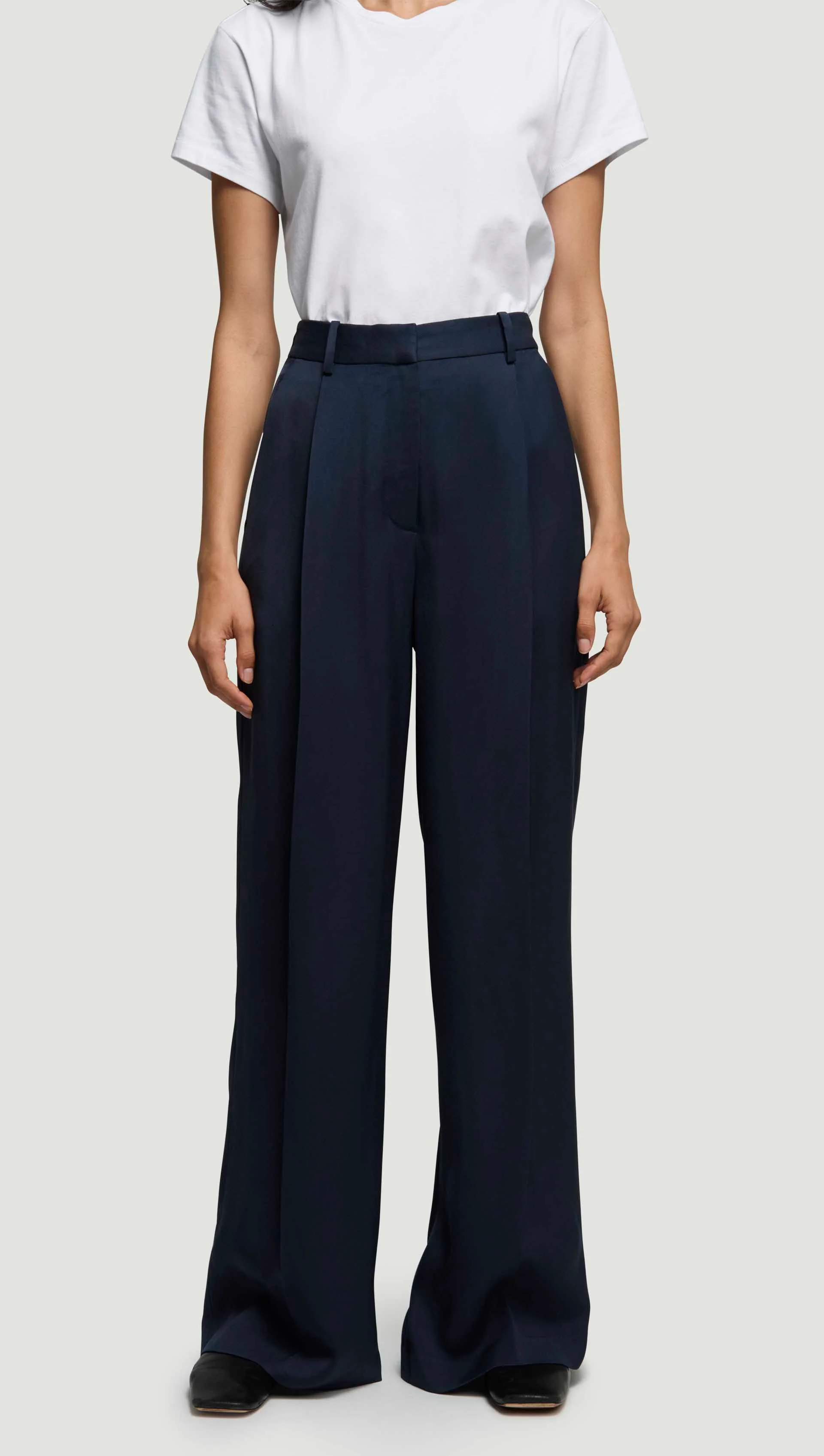 Single Pleat Trouser in Satin Twill | Navy - Image 2