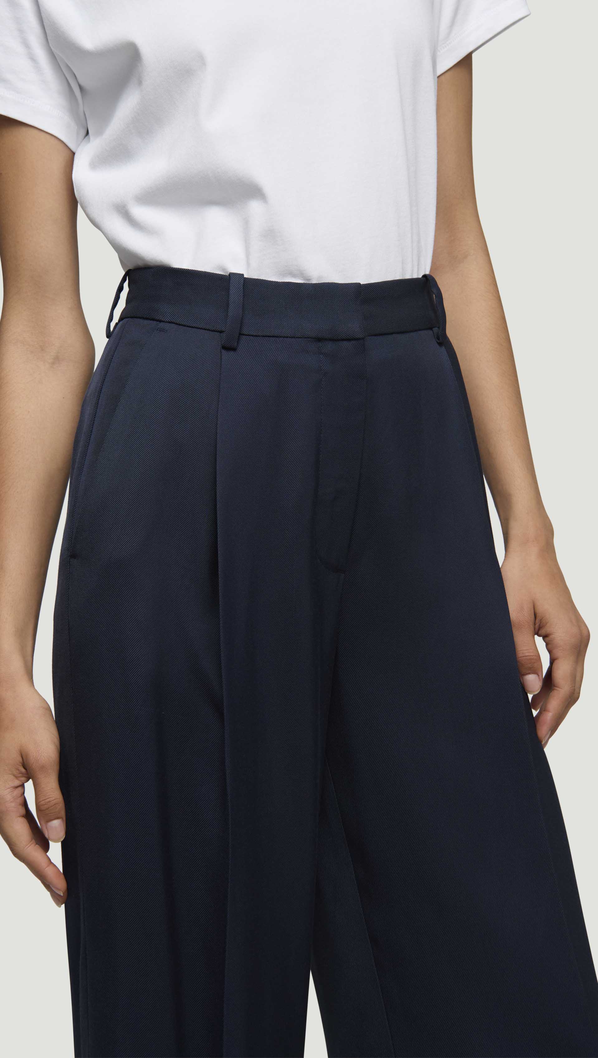 Single Pleat Trouser in Satin Twill | Navy - Image 3
