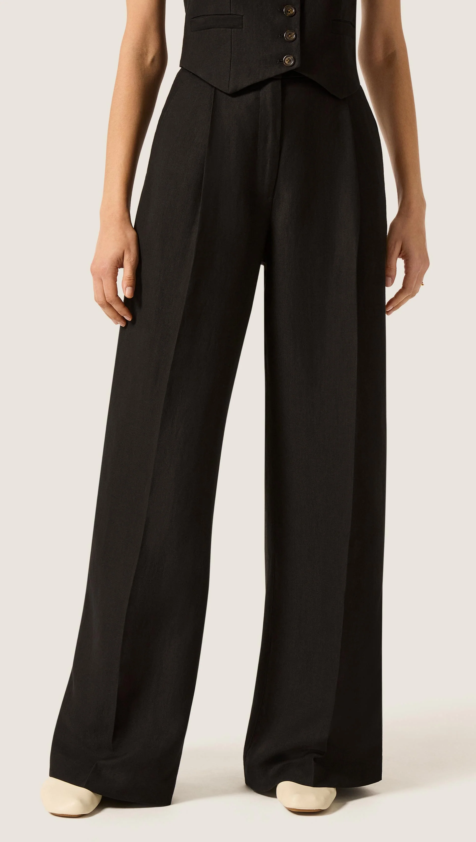Single Pleat Trouser in Viscose Linen | Black - Image 2