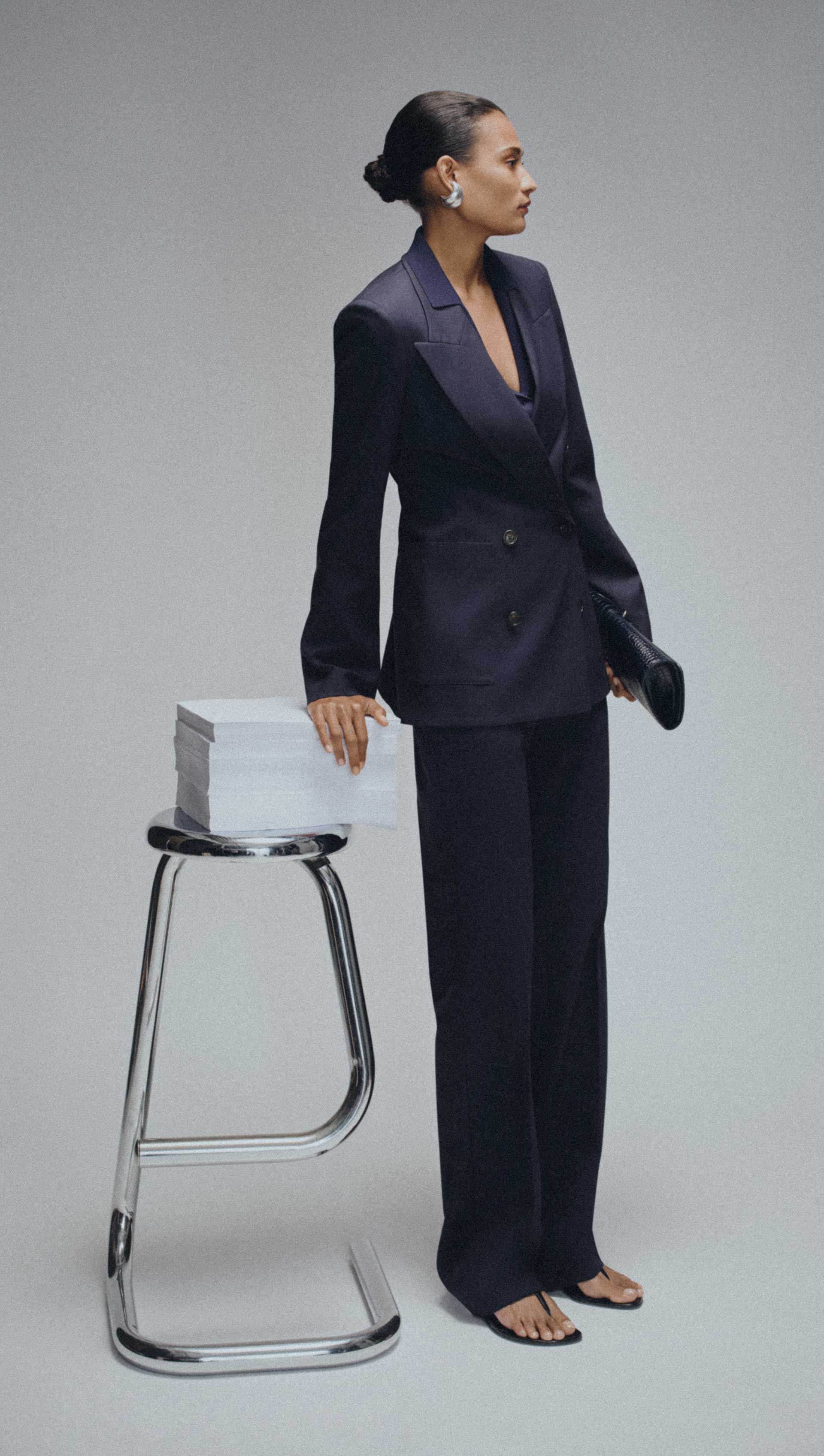 Straight Leg Trouser in Seasonless Wool | Midnight - Image 9