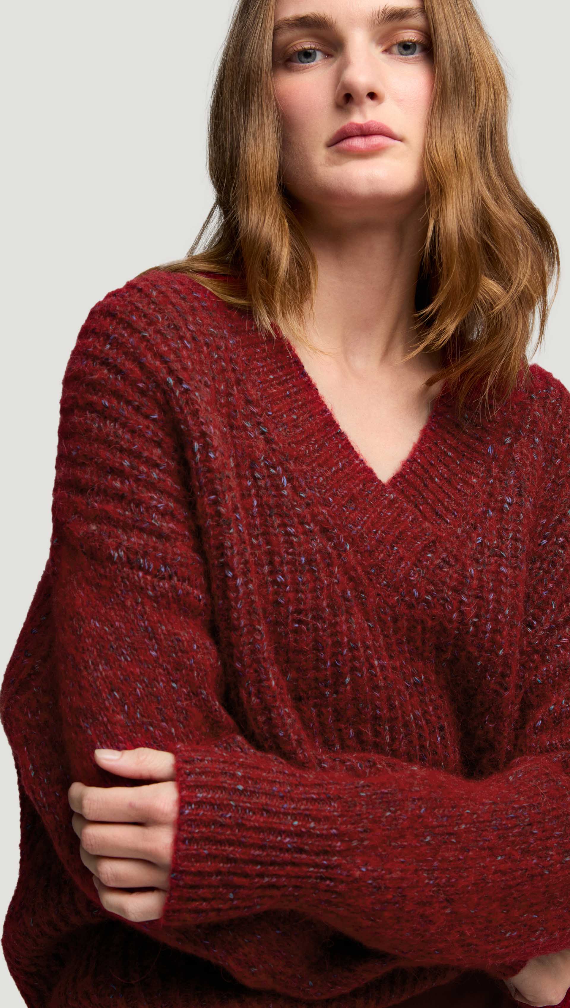V-Neck Sweater in Marl Yarn | Burgundy - Image 8